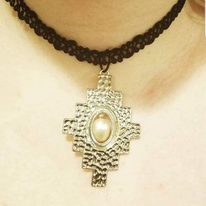 Tombstone Pearl Choker